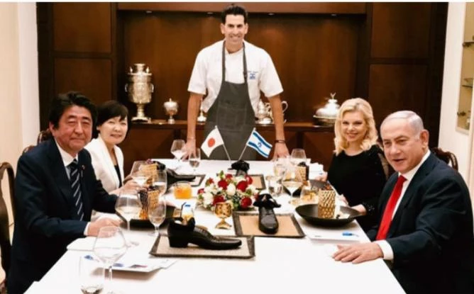 Μεγάλη προσβολή στον Ιάπωνα πρωθυπουργό από τον σεφ του Νετανιάχου (εικόνα)